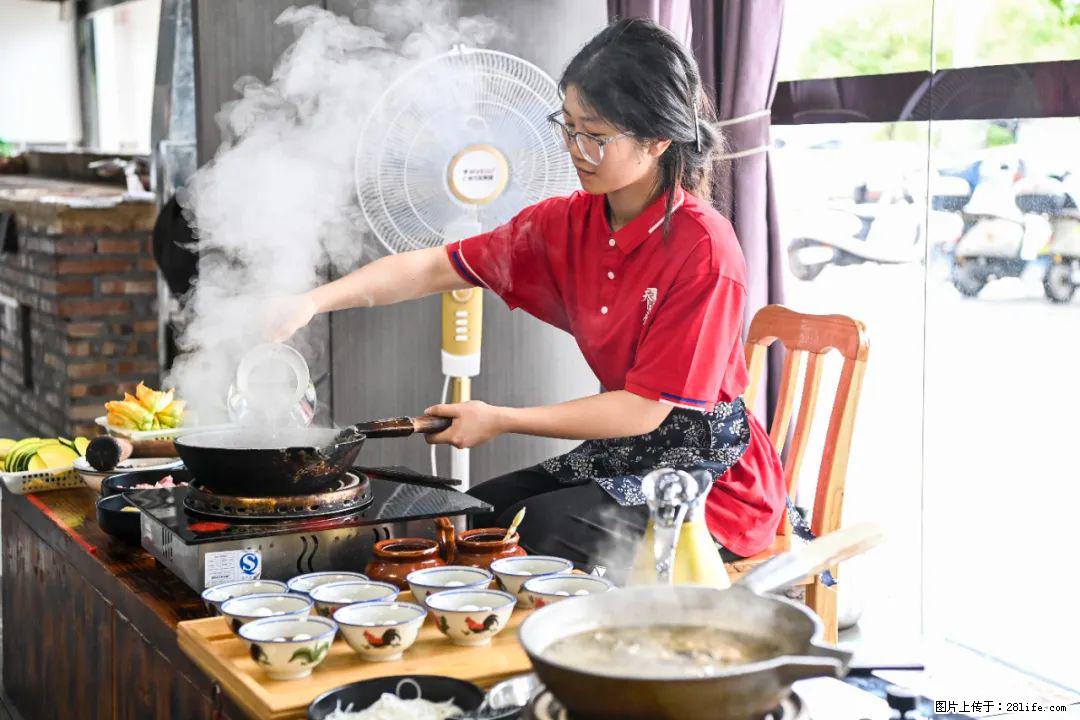 全网追的“扁担女孩”,找了一份暑假工,时薪12元 - 漯河生活资讯 - 漯河28生活网 luohe.28life.com